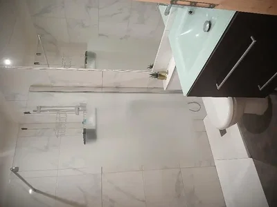 Badezimmer; fliesenboden, renoviert, tageslicht