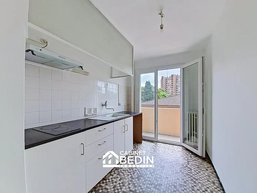 Cuisine; électroménager, carrelage, lumière naturelle, vue