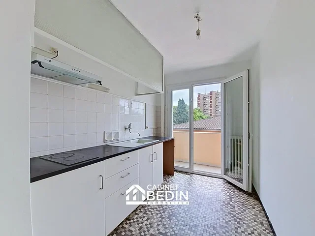 Cuisine; électroménager, carrelage, lumière naturelle, vue