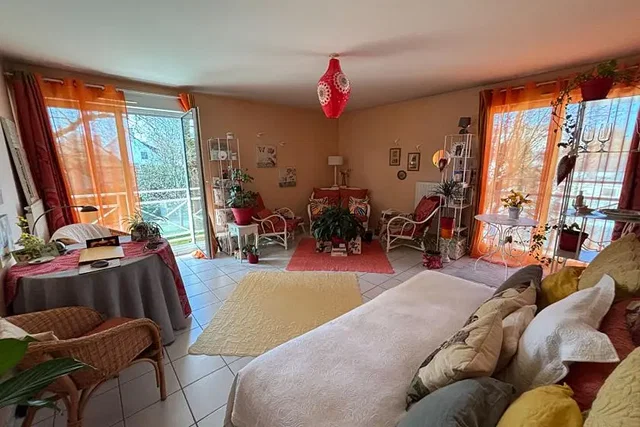 Salon; lumière naturelle, carrelage