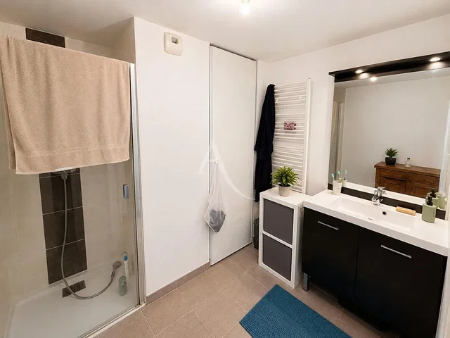 Banyo; fayans zemin, doğal ışık