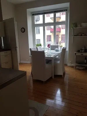 Dnevna soba; drveni pod, prirodno svjetlo