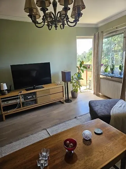 Dnevna soba; prirodno svjetlo, drveni pod, moderni stil