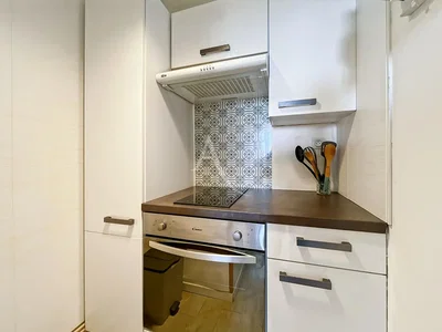 Kuhinja; kuhinjski aparati, drveni pod, pločice, renoviran, prirodno svjetlo