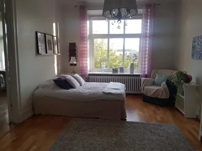 Spavaća soba; prirodno svjetlo, drveni pod