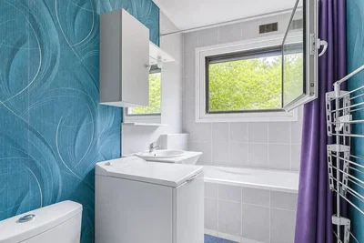 Badezimmer; fliesenboden, tageslicht, renoviert