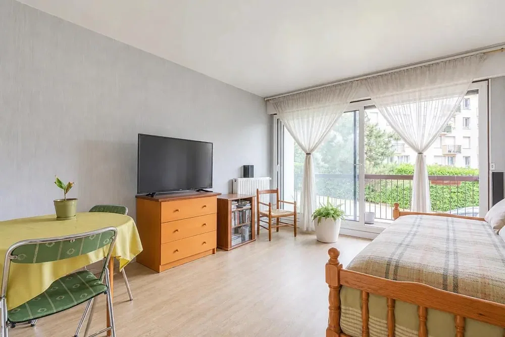 Schlafzimmer; tageslicht, holzboden