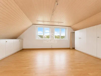 Habitación infantil; suelo de madera, luz natural, vista