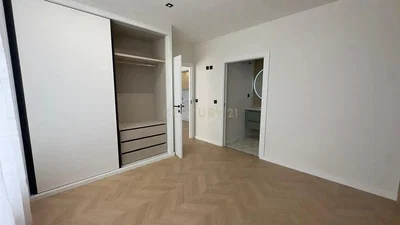 Ložnice; dřevěná podlaha, přirozené světlo, po rekonstrukci