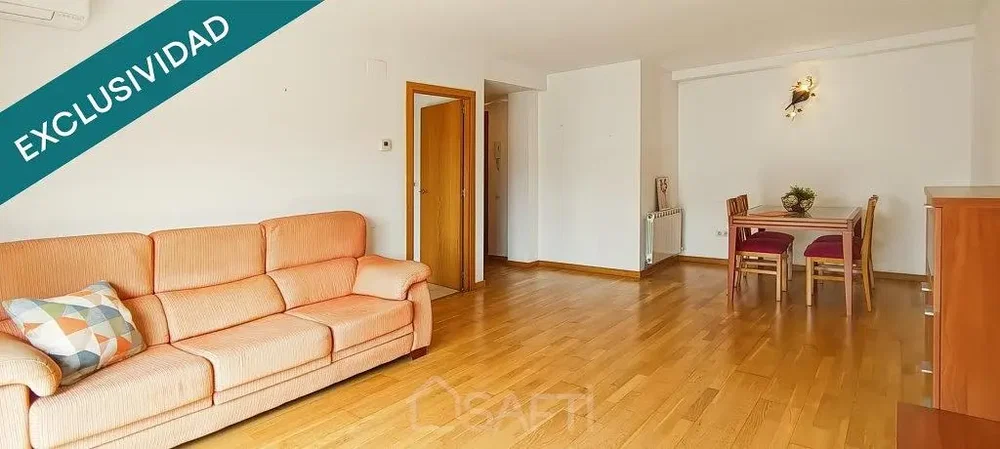 Wohnzimmer; holzboden, tageslicht
