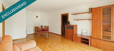 Wohnzimmer; holzboden, tageslicht