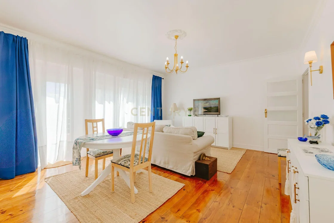 Living room; wood floor, natural light, modern style