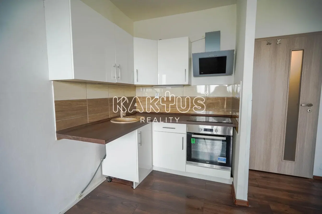Kitchen; kitchen appliances, wood floor, natural light