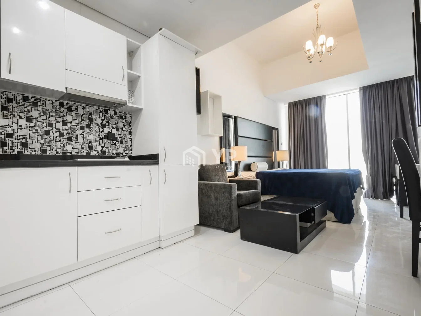 Wohnzimmer; küchengeräte, fliesenboden, tageslicht, moderner stil