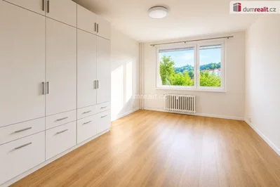 Schlafzimmer; holzboden, tageslicht, blick