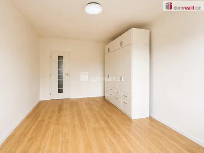 Schlafzimmer; holzboden, tageslicht