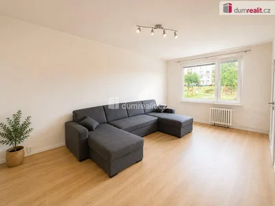 Wohnzimmer; holzboden, tageslicht, moderner stil