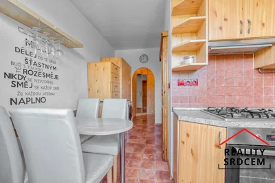 Kuhinja; kuhinjski aparati, pločice, drveni pod, prirodno svjetlo