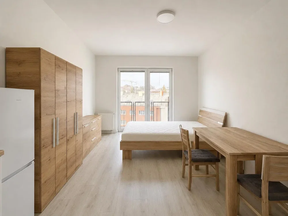 Slaapkamer; houten vloer, natuurlijk licht, keukenapparatuur