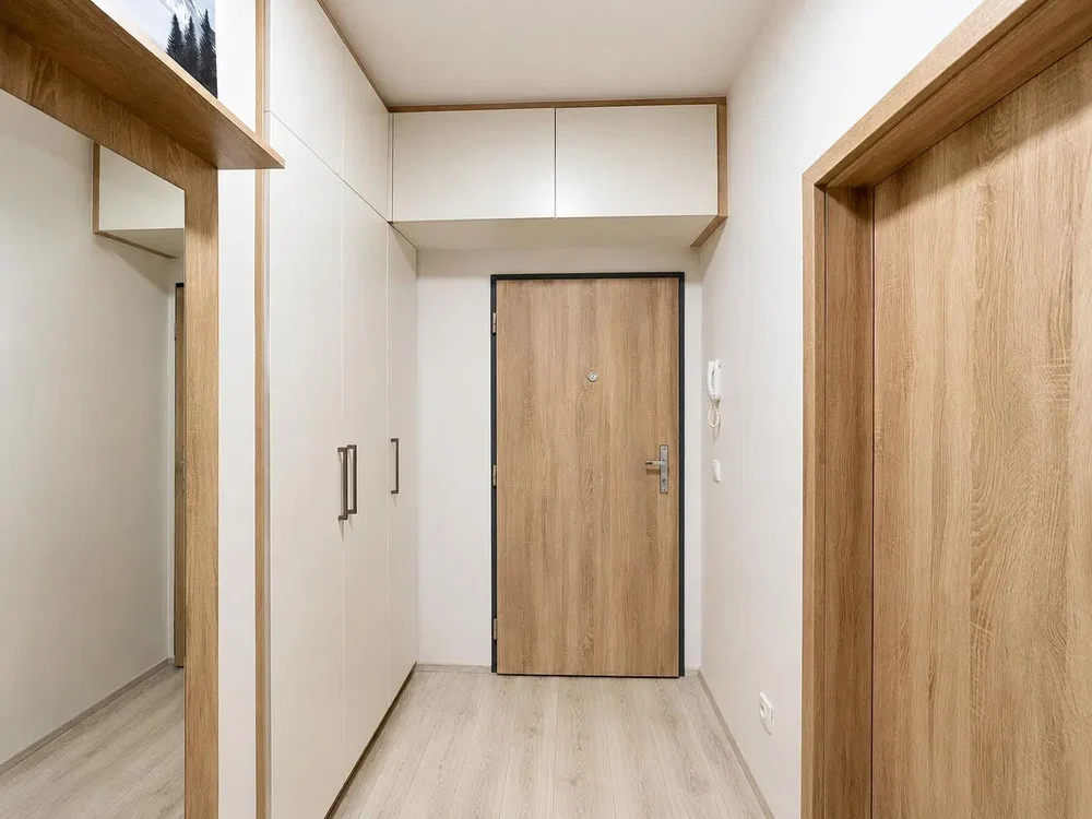 Garderobe; houten vloer, gerenoveerd, natuurlijk licht