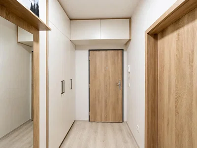 Garderobe; houten vloer, gerenoveerd, natuurlijk licht