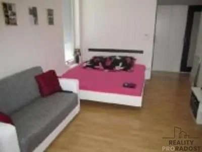 Schlafzimmer; holzboden, tageslicht