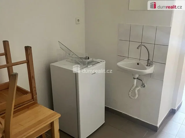 Cuisine; carrelage, nécessite rénovation