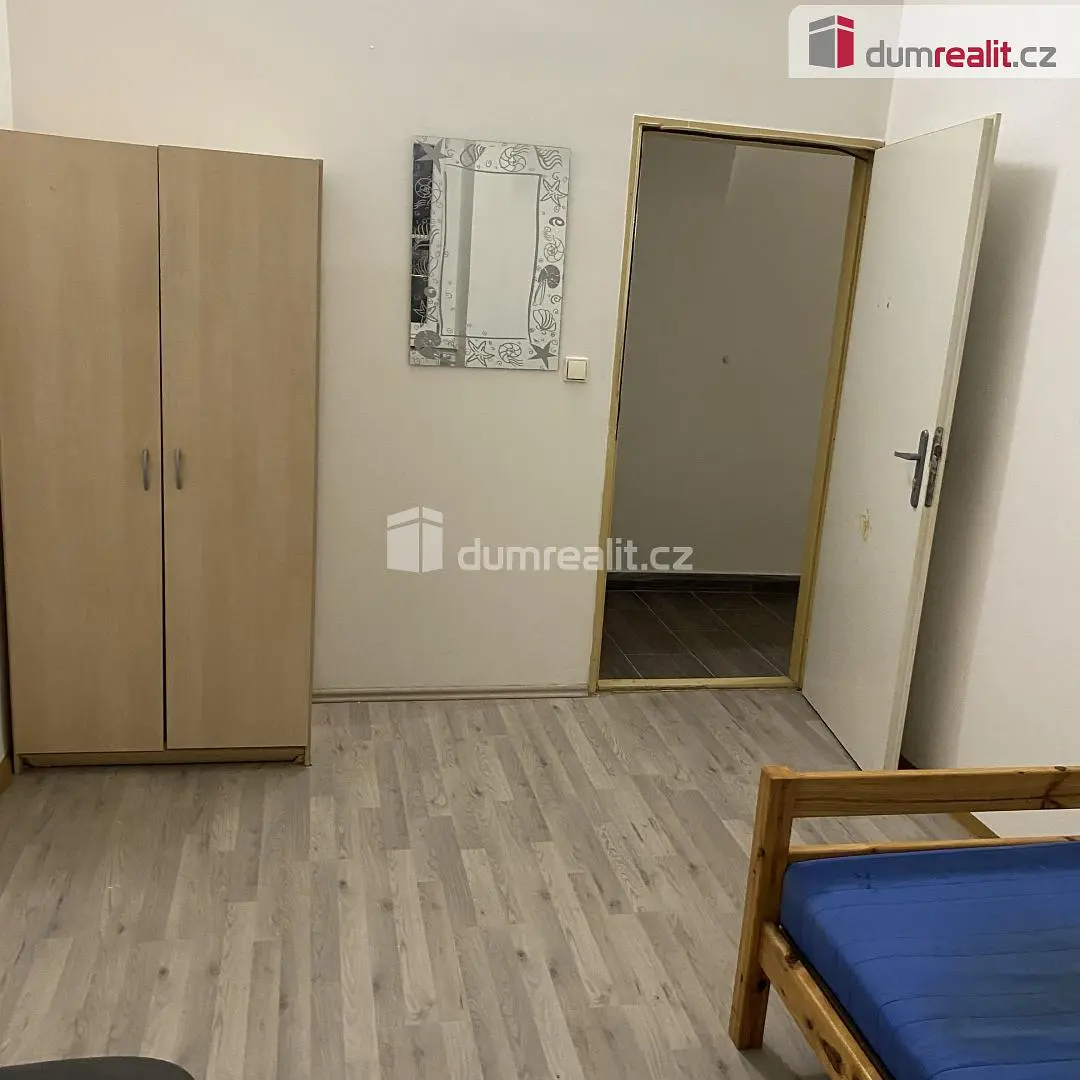 Schlafzimmer; holzboden, tageslicht