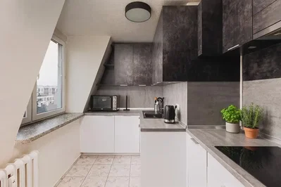 مطبخ; أجهزة المطبخ, ضوء طبيعي, أرضية من البلاط