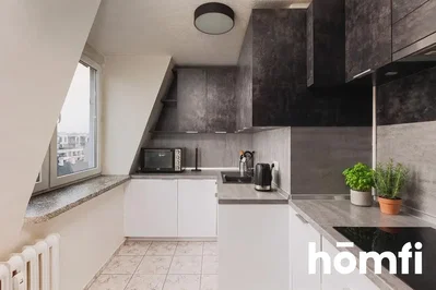 مطبخ; أجهزة المطبخ, أرضية من البلاط, ضوء طبيعي, أسلوب عصري