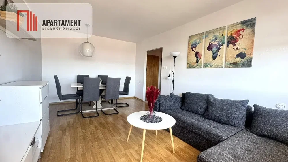 Salón; suelo de madera, estilo moderno, luz natural