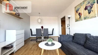 Salón; luz natural, suelo de madera, estilo moderno
