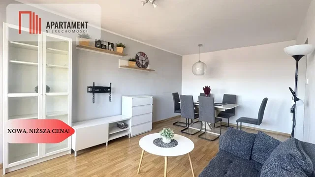 Sala de estar; chão de madeira, luz natural, estilo moderno