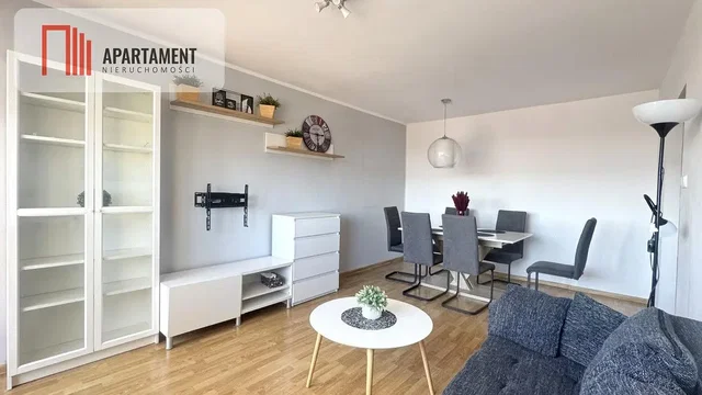 Woonkamer; houten vloer, natuurlijk licht, moderne stijl