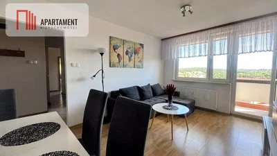 Salón; luz natural, suelo de madera, estilo moderno