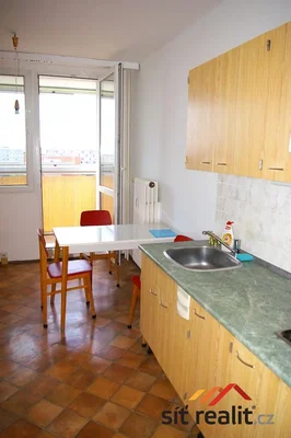Kuhinja; pločice, kućanski aparati, prirodna svjetlost
