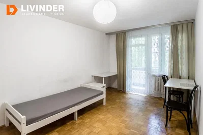 Ložnice; dřevěná podlaha, přirozené světlo