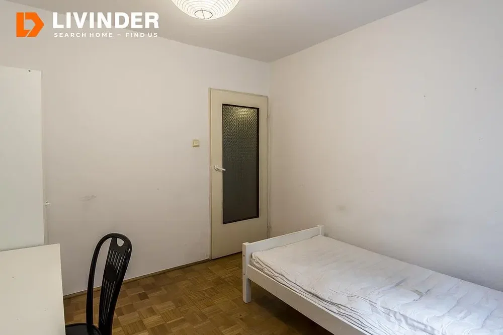 Ložnice; přirozené světlo, nutná rekonstrukce, dřevěná podlaha