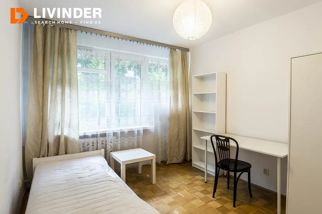 Ložnice; přirozené světlo, dřevěná podlaha