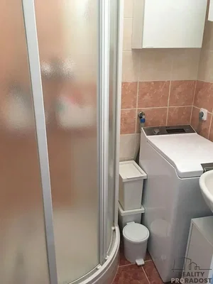 Toilette; fliesenboden, renovierungsbedürftig