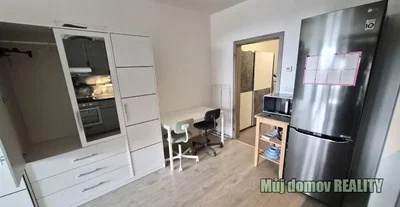 Küche; küchengeräte, fliesenboden, tageslicht