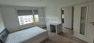 Schlafzimmer; holzboden, tageslicht