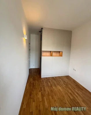 Kammer; holzboden, tageslicht