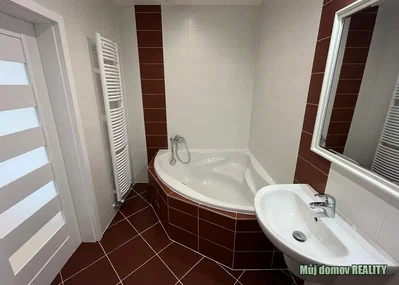 Badezimmer; fliesenboden, renoviert, tageslicht