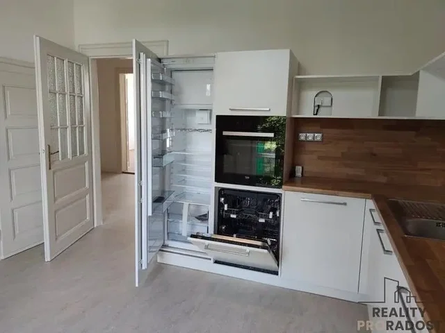 Кухиња; кухињски апарати, дрвени под, природно светло