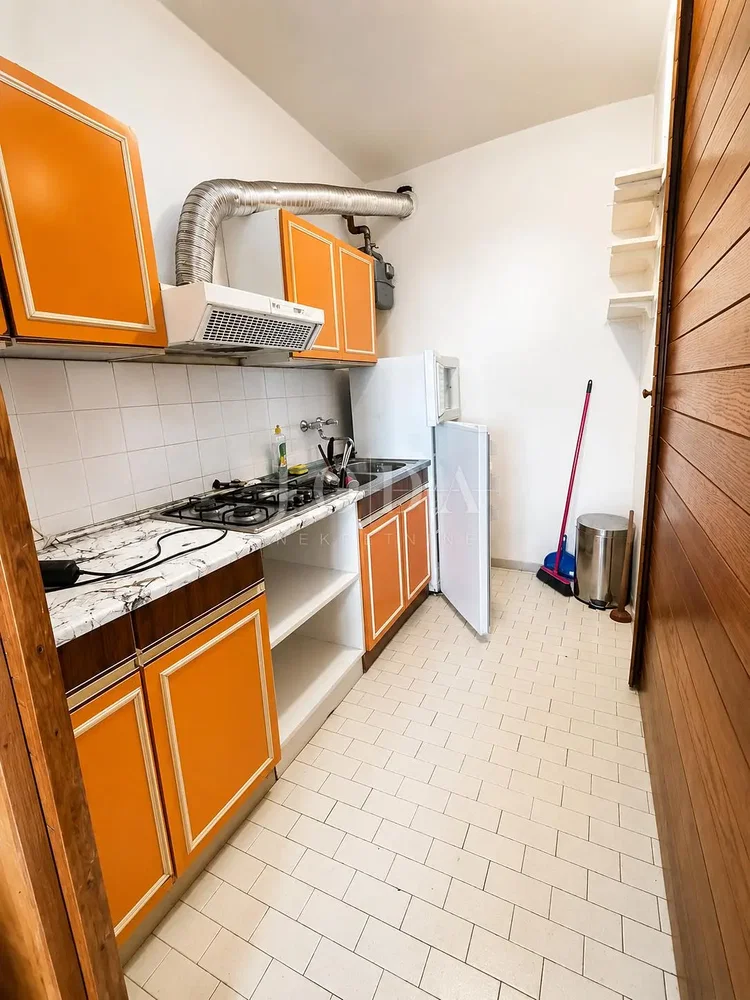 Kuhinja; pločice, kuhinjski aparati