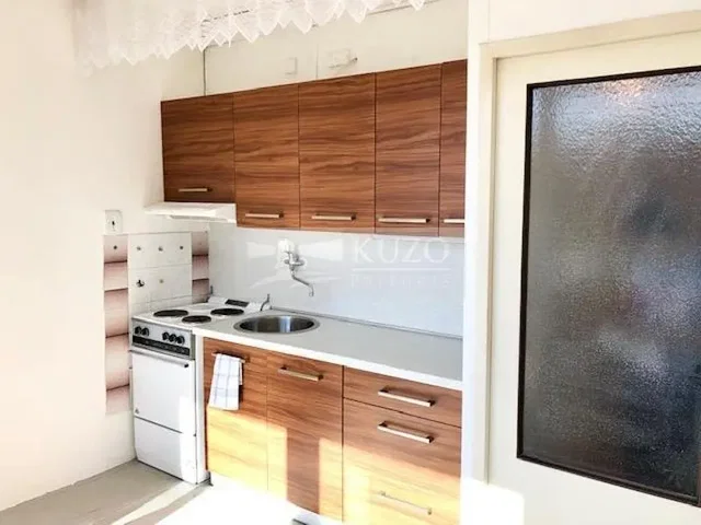 Κουζίνα; συσκευές κουζίνας, φυσικό φως, χρειάζεται ανακαίνιση