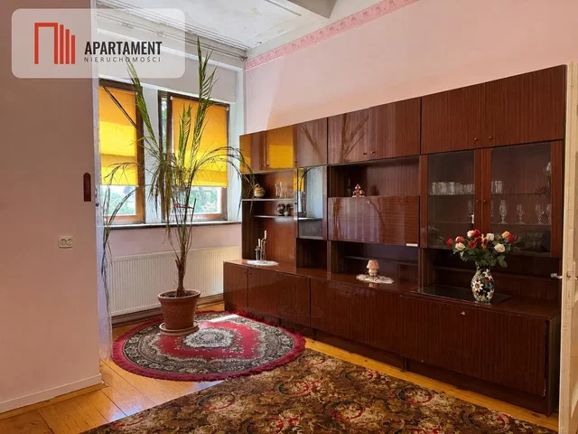 Soggiorno; pavimento in legno, luce naturale, stile rustico