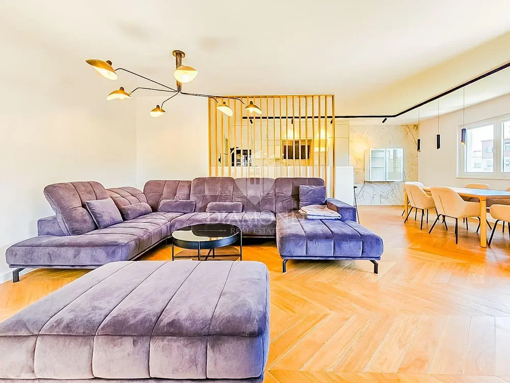 Salon; parquet, lumière naturelle, style moderne