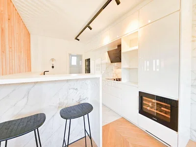 Cuisine; électroménager, parquet, rénové, lumière naturelle